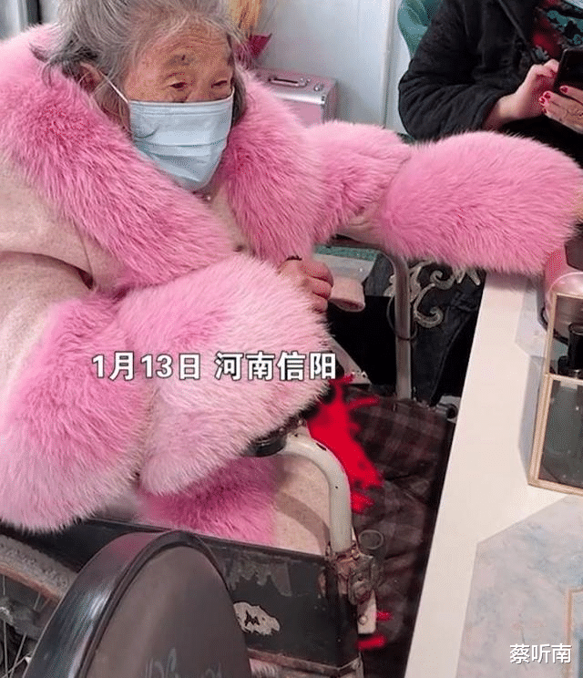美甲 90岁老人穿着粉色皮草衣服，坐着轮椅去做美甲：活得还不如老太太
